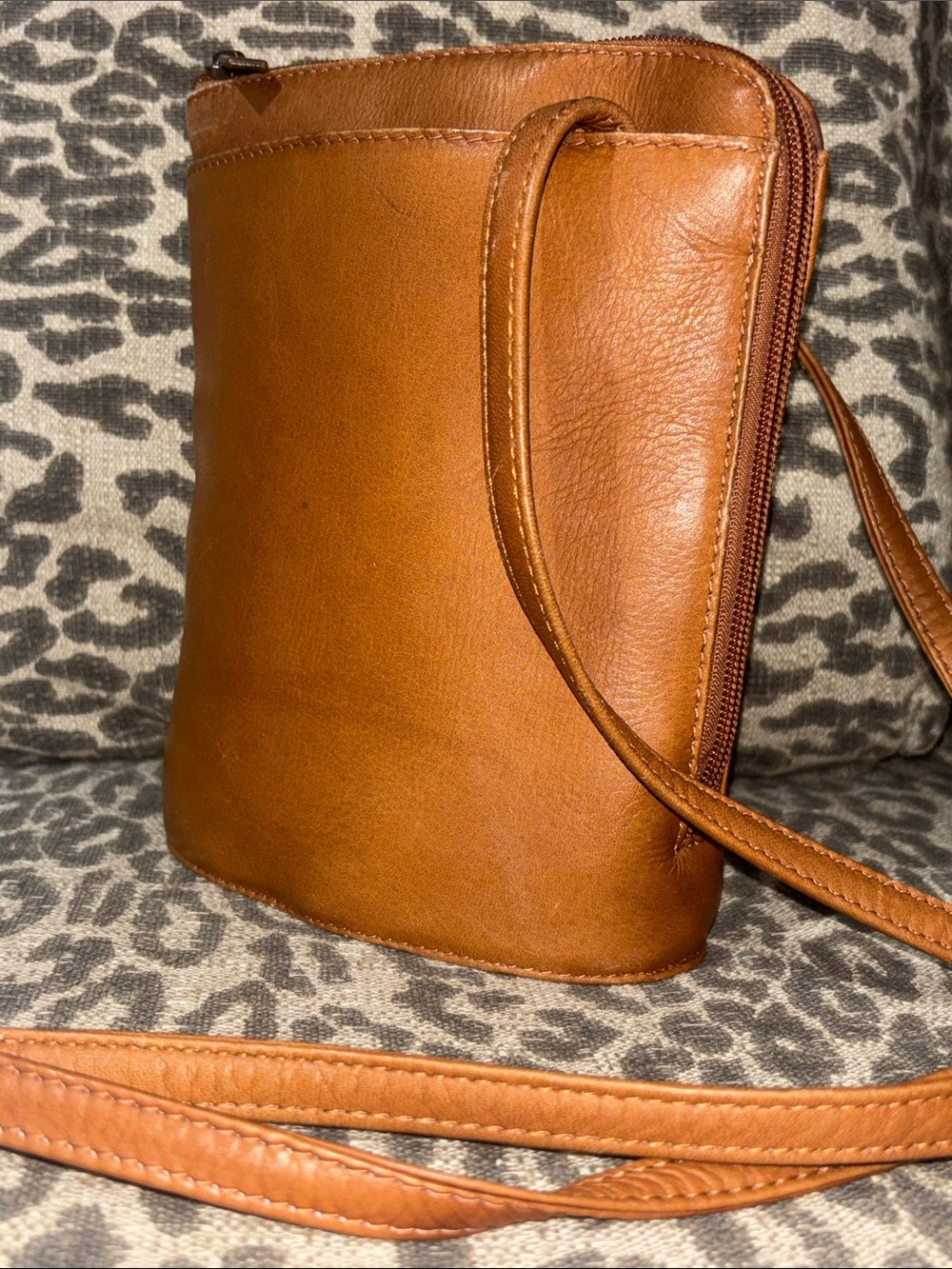 Le Donne vintage Carmel brown leather oval crossbody small multi pocket bag
